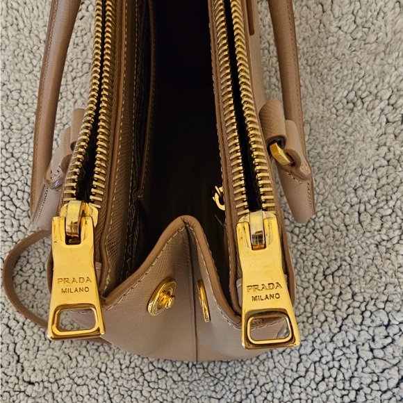 Prada Cammeo Saffiano Lux leather Bag medium authentic slightly used with strap - Picture 7 of 16